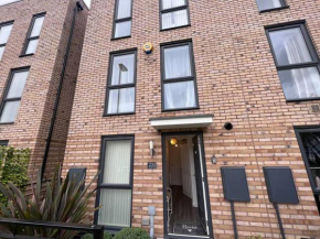 Luxury 10 Bed Palace w/ Parking